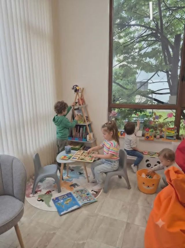 Деца подреждат дидактични игри и книжки в занималнята